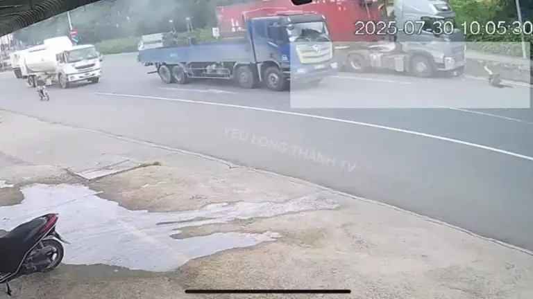Tình huống tương tự, phóng nhanh băng ngang sang đường, người đi xe máy bị xe container đi thẳng đâm bay, hôm 30/7/2025 tại quốc lộ 51, Đồng Nai. Video: CTV