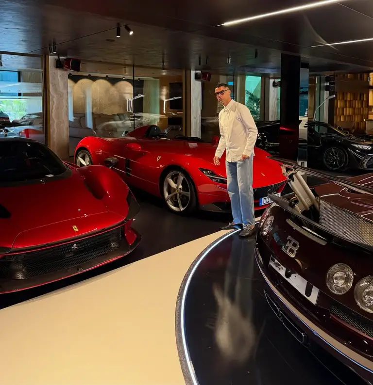 Hai chiếc Ferrari màu đỏ trong bộ sưu tập của CR7. Ảnh: Cristiano Ronaldo