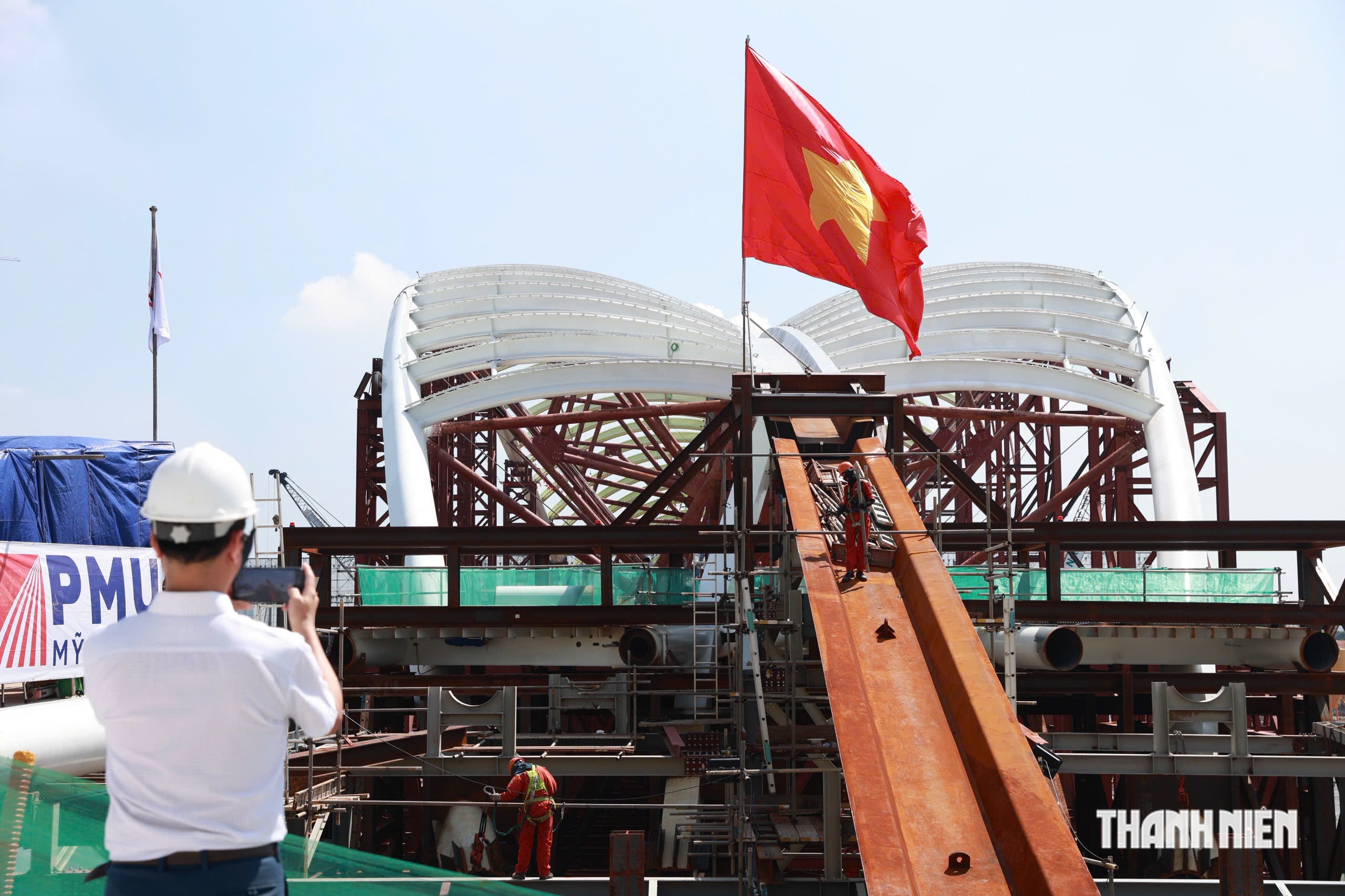 Cầu đi bộ vượt sông Sài Gòn đã chính thức hợp long