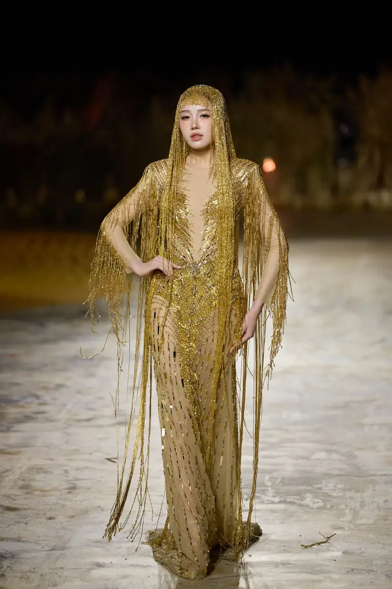 Á hậu Thu Trà thay đổi nhiều so với thời điểm vừa giành Á hậu 2 Hoa hậu Hòa bình Việt Nam 2025. Cô đang trong quá trình chuẩn bị để "chinh chiến" tại Hoa hậu Liên lục địa 2026. Đây cũng là áp lực đối với người đẹp sinh năm 2002 vì các đại diện trước của Việt Nam như Bảo Ngọc, Ngọc Hằng, Khánh Linh đều đạt thành tích tốt tại đấu trường nhan sắc này