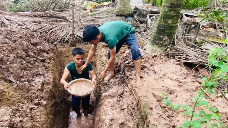 Bộ đội quy tập hài cốt liệt sĩ tại xã Tân Thành, tỉnh Đồng Tháp. Ảnh: Trung Thắng