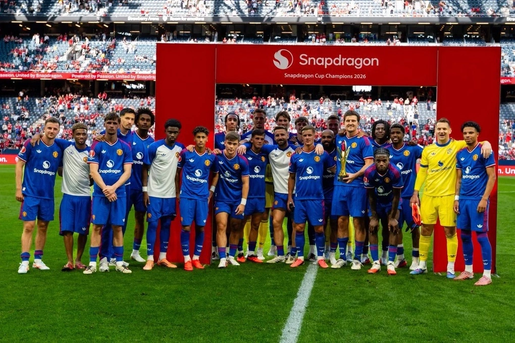 Man Utd mừng danh hiệu Snapdragon sau trận thắng Atletico 2-1, trên sân Strawberry, Stockholm, Thụy Điển hôm 1/8. Ảnh: United Stand