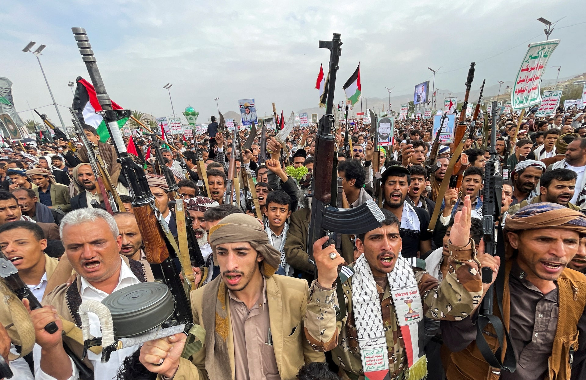 Những người ủng hộ lực lượng Houthi tham gia biểu tình tại thủ đô Sanaa, Yemen hồi tháng 7-2024 - Ảnh: REUTERS