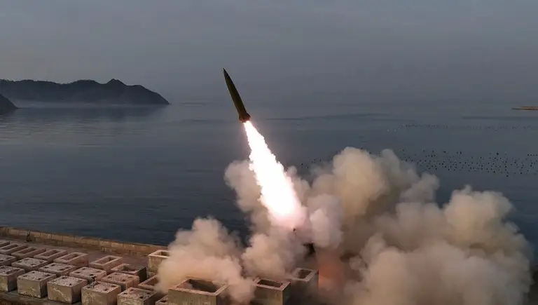 Tên lửa Hwasong-11Ra mang đầu đạn chùm được Triều Tiên phóng ngày 19/4. Ảnh: KCNA