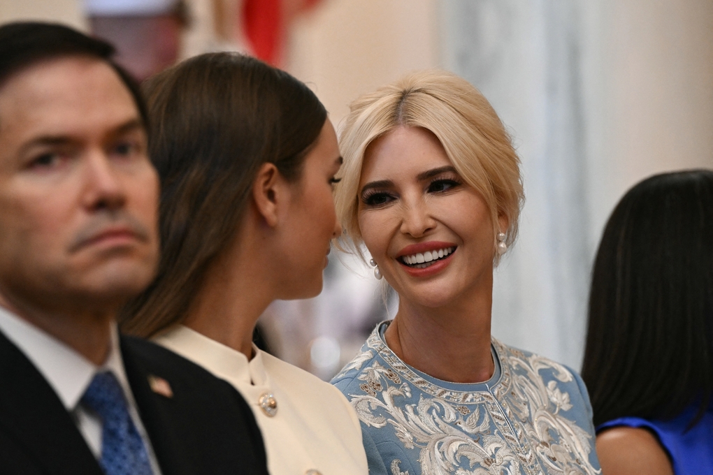 Ivanka Trump trò chuyện với con gái khi ngồi ở hàng ghế đầu cùng các quan chức trong chính quyền Mỹ tại lễ đón ông Tập ở Nhà Trắng hôm 24/9. Ảnh: AFP