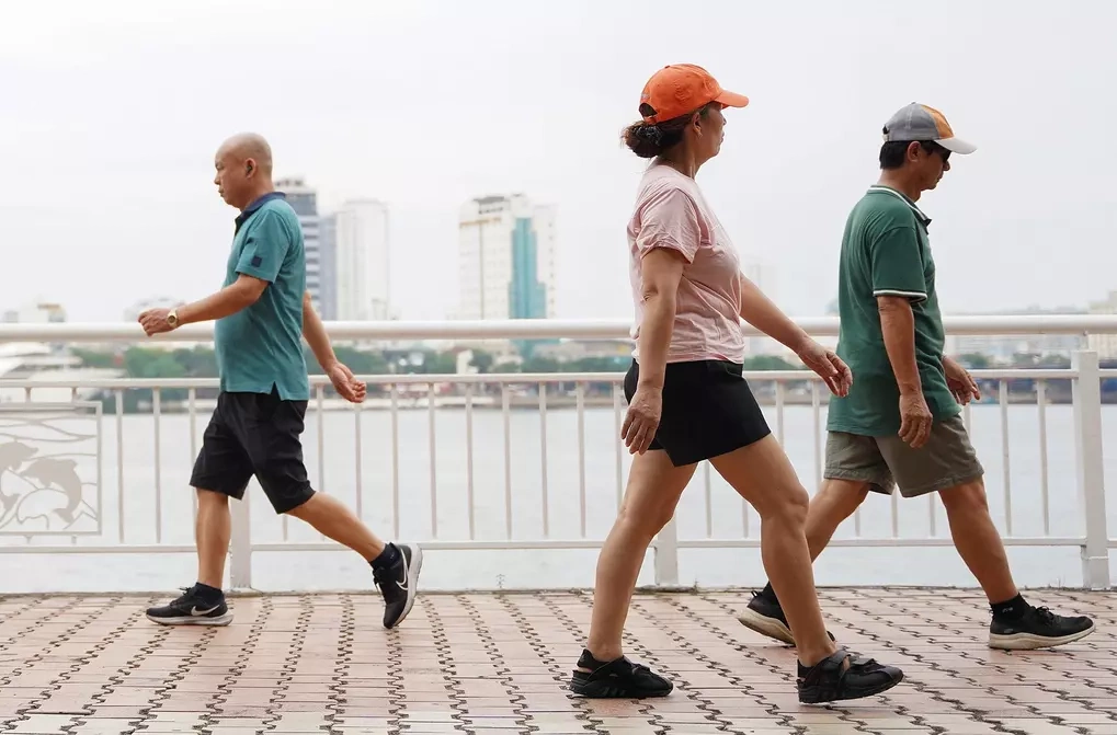 Người dân đi bộ ở ven sông Hàn, Đà Nẵng. Ảnh: Nguyễn Đông