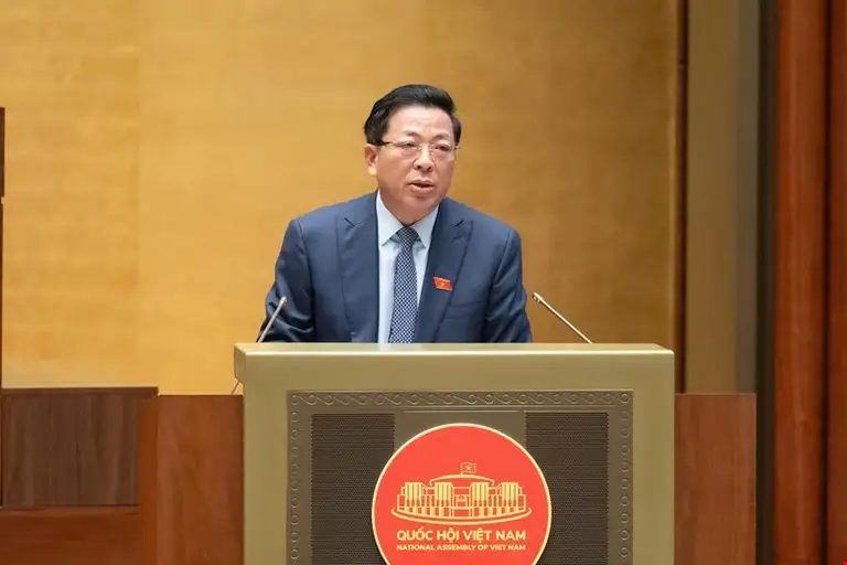 Bộ trưởng giải trình ý kiến liên quan đến chủ trương xây dựng Vành đai 5. Ảnh: Media Quốc hội
