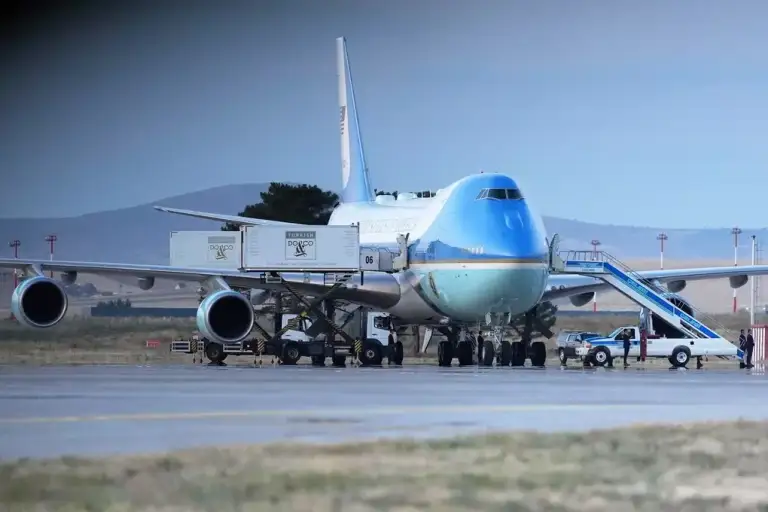 Chuyên cơ VC-25A Mỹ ở Thổ Nhĩ Kỳ trước khi Tổng thống Trump rời hội nghị thượng đỉnh NATO ngày 8/7. Ảnh: AP