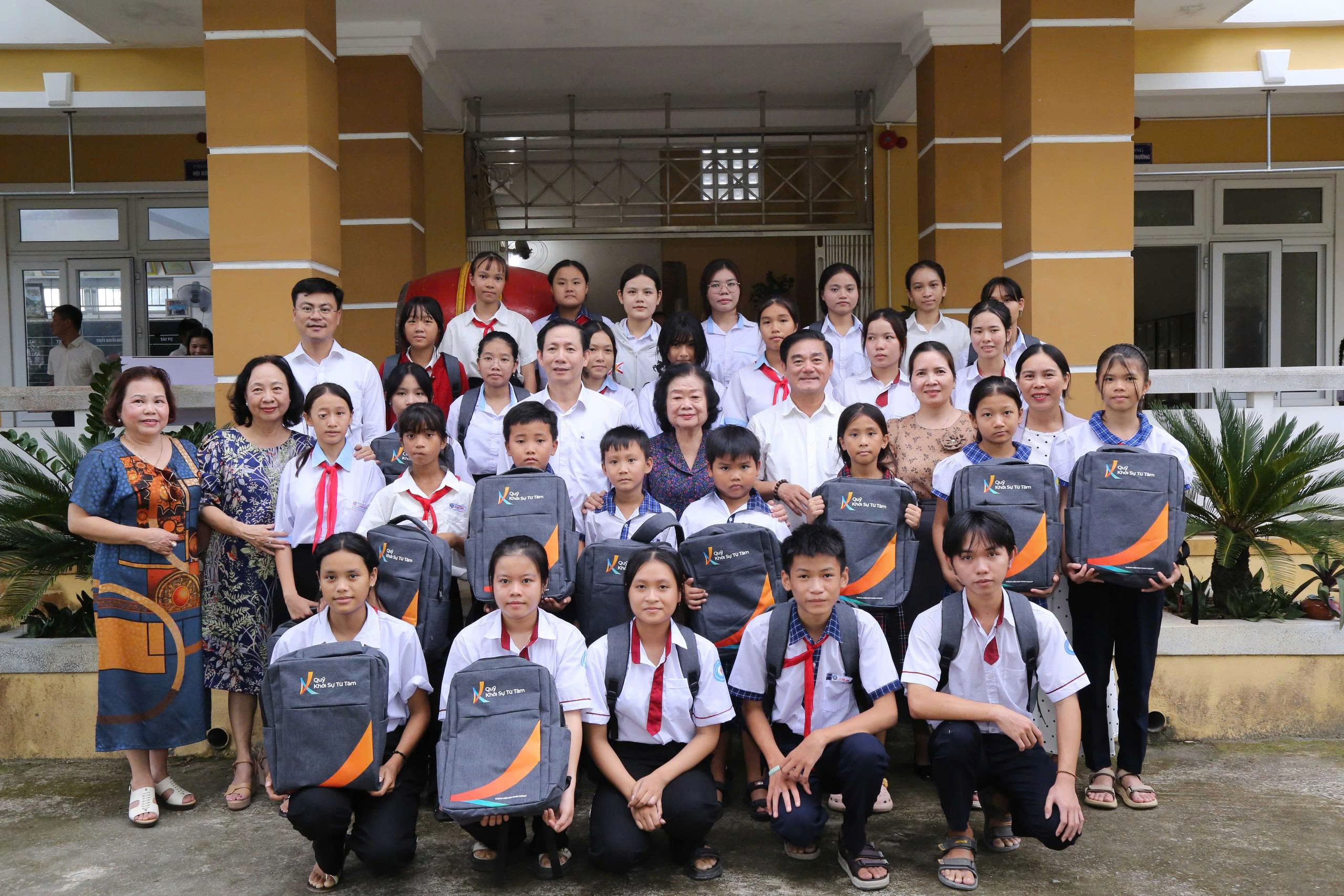 Các đại biểu chụp ảnh lưu niệm cùng học sinh Trường THCS Lê Đức Anh