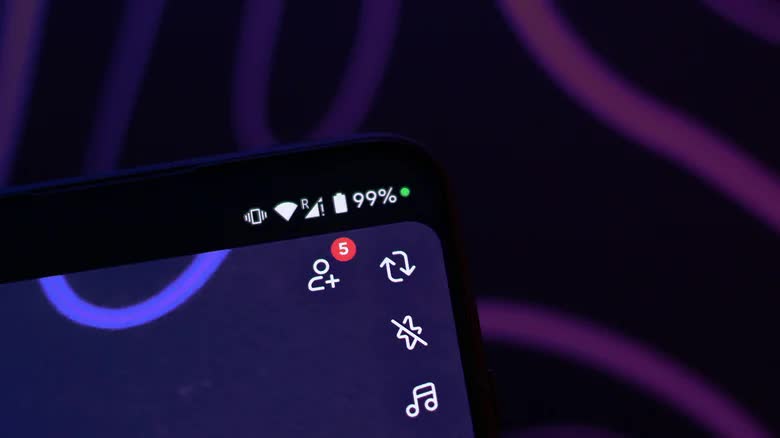 Người dùng nên hành động khi thấy biểu tượng chữ R xuất hiện trong trường hợp không chủ động sử dụng tính năng chuyển vùng
