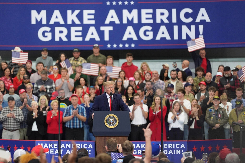 Tổng thống Donald Trump phát biểu tại buổi vận động tranh cử ở Wasilla, bang Alaska ngày 13/10. Ảnh: AP