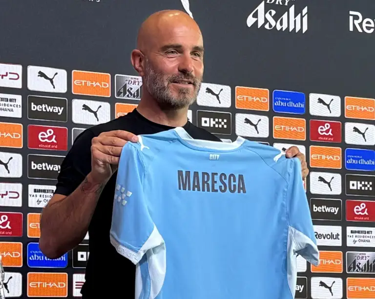 Enzo Maresca trong buổi họp báo ra mắt vai trò HLV trưởng Man City ở sân Etihad ngày 24/7/2026. Ảnh: PA