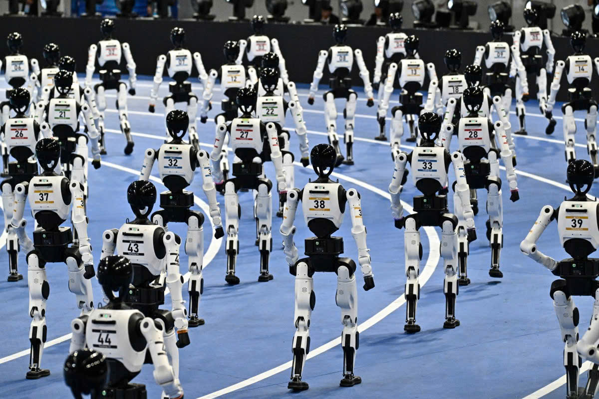 Các robot hình người tham gia lễ khai mạc Đại hội thể thao robot hình người thế giới lần thứ 2 tại Bắc Kinh, Trung Quốc ngày 22-8-2026 - Ảnh: AFP
