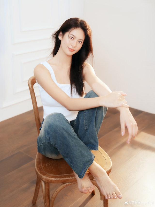 Ở tuổi 19, Lưu Thi được khen quá xinh đẹp. Cô được cư dân mạng ca ngợi là một trong những ái nữ nhà sao đẹp nhất giới giải trí Hoa ngữ. Ảnh: Sohu.