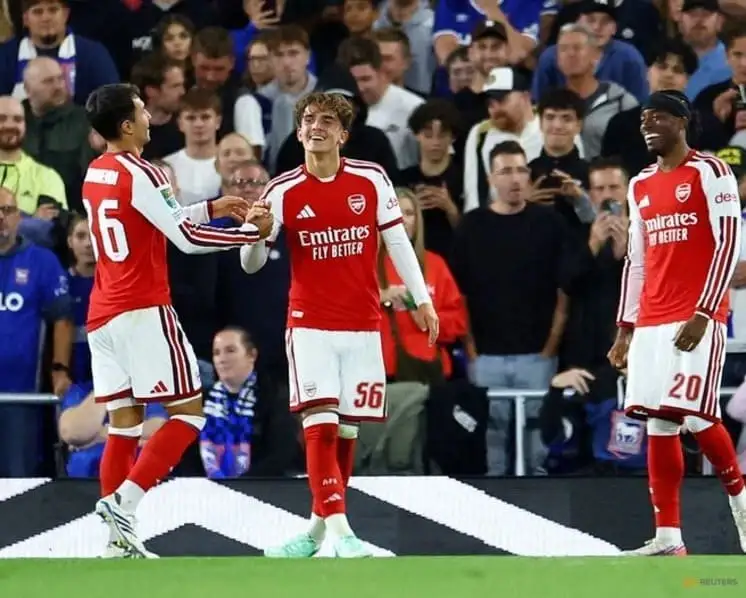 Max Dowman (giữa) chia vui sau bàn thắng thứ hai cho Arsenal trong trận gặp Ipswich Town trên sân Portman Road, Ipswich, Anh, vòng ba Cup Liên đoàn Anh ngày 15/9/2026. Ảnh: Reuters