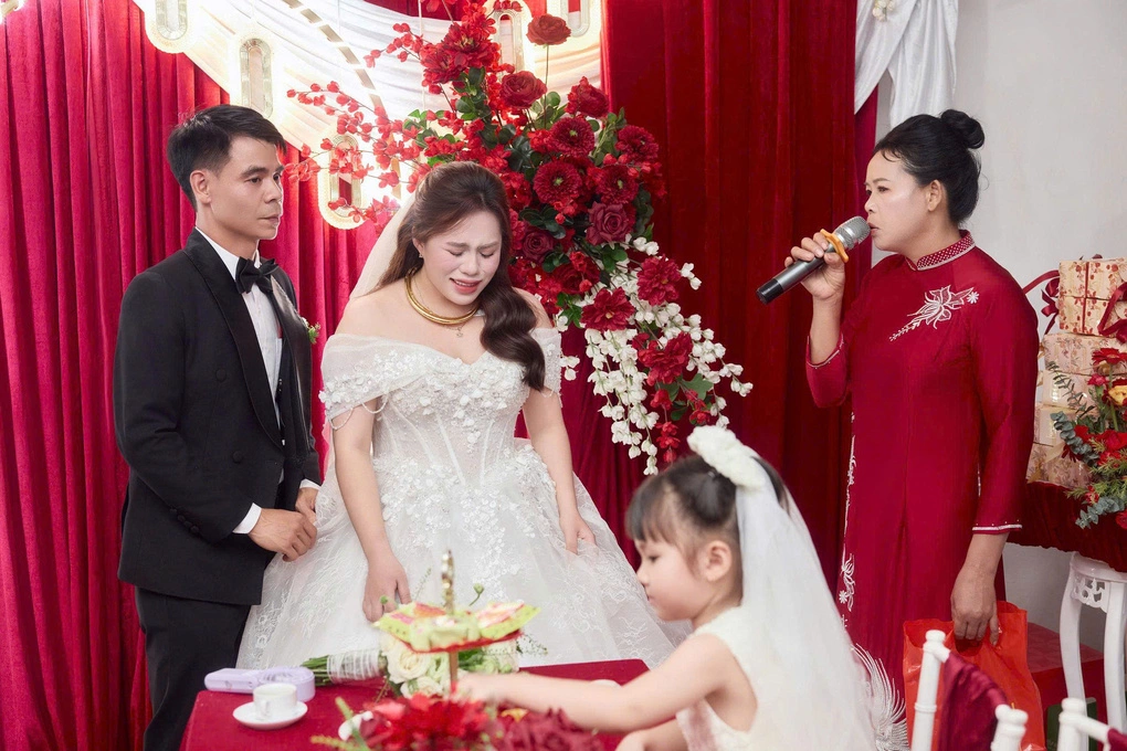 Mẹ chồng cũ dặn dò vợ chồng Linh trong ngày cưới, 4/10. Ảnh: gia đình cung cấp