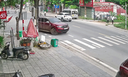 Ôtô quay đầu gấp va chạm xe máy đi thẳng, ai sai?