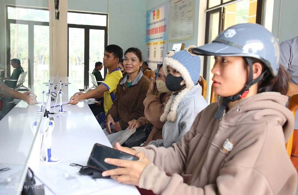 Người dân xã miền núi Dân Hóa, tỉnh Quảng Trị đến trung tâm hành chính công xã làm giấy tờ, sáng 22/9/2026. Ảnh: Đắc Thành