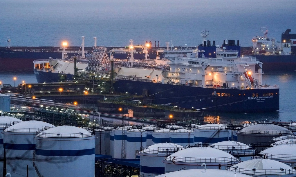 Tàu Nikolay Urvantsev chở khí tự nhiên hóa lỏng (LNG) của Nga dỡ hàng tại cảng Bilbao, Tây Ban Nha, tháng 3/2022. Ảnh: Reuters