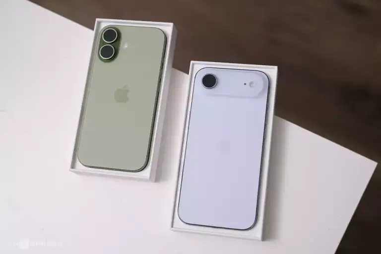 iPhone 17 (trái) và iPhone Air. Ảnh: Tuấn Hưng