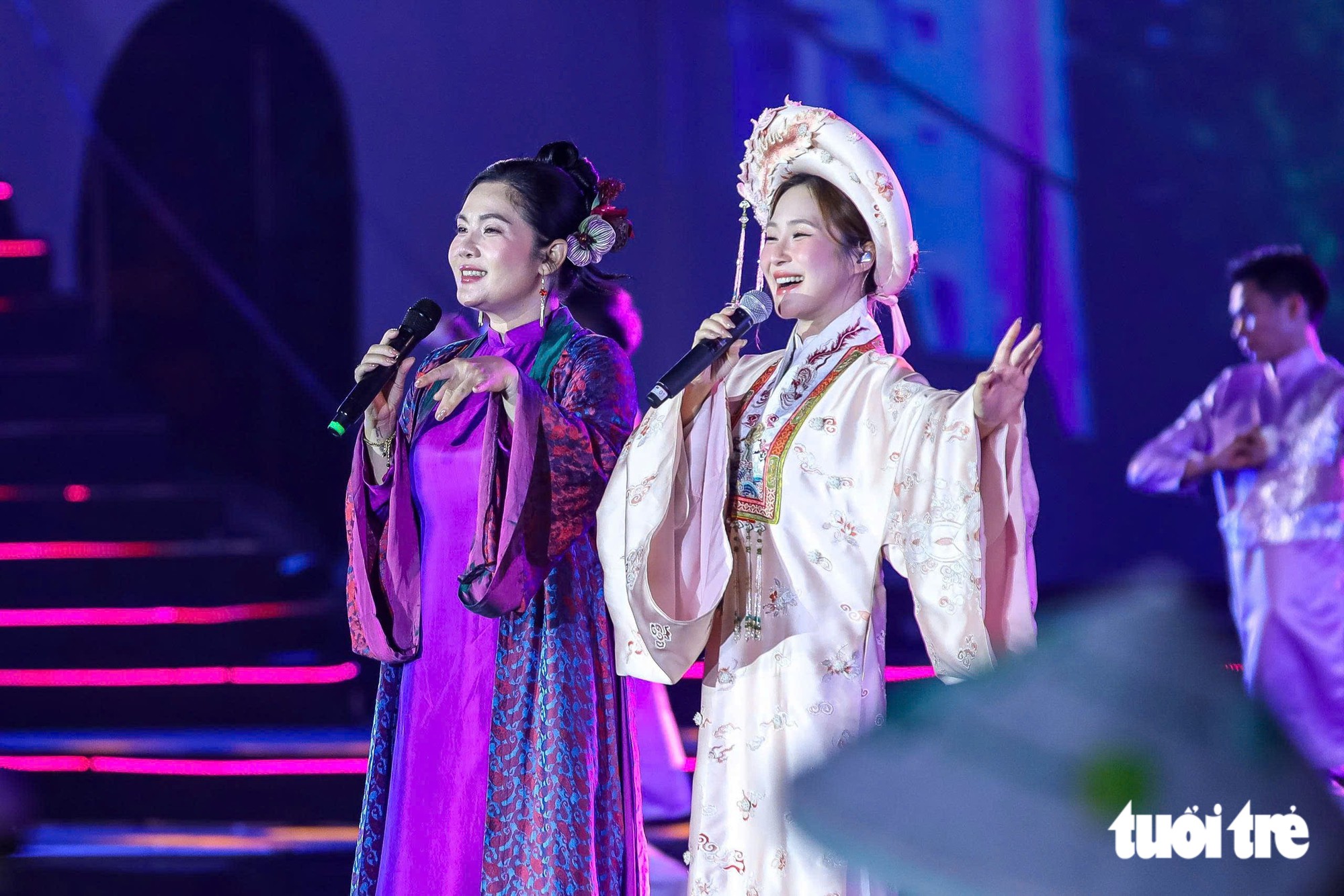 Hương Tràm (phải) và NSND Diệu Hương mang dân ca miền Trung giới thiệu tới bạn bè quốc tế - Ảnh: DANH KHANG