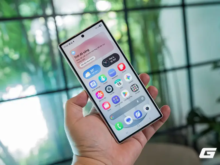 Giao diện One UI quen thuộc trên một mẫu máy thanh của Samsung, cách sắp xếp biểu tượng và thao tác vuốt giữ nguyên khi chuyển sang máy gập