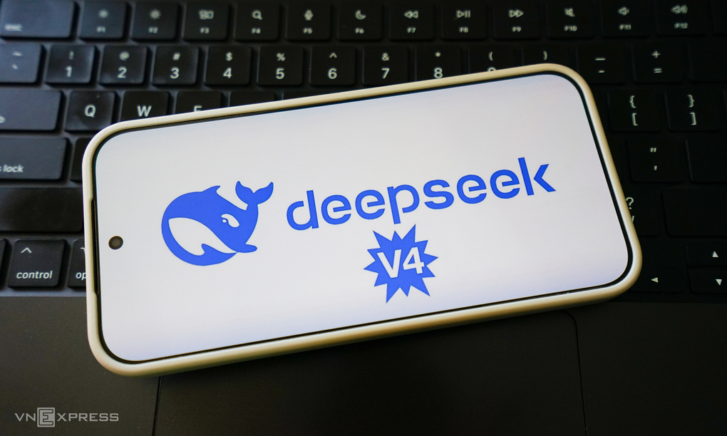 Logo DeepSeek V4 trên một chiếc smartphone. Ảnh: Bảo Lâm