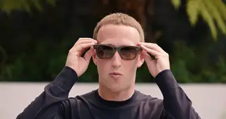 Mark Zuckerberg đeo kính Meta Rayban. Ảnh: Instagram/zuck