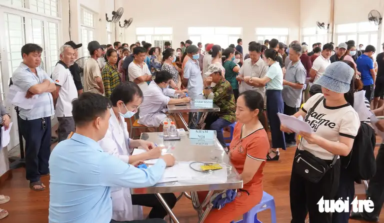 Rất đông người dân xã Bà Điểm đến Trường THCS Đỗ Văn Dậy khám sức khỏe miễn phí vào ngày 23-8, do đoàn y bác sĩ Bệnh viện Đa khoa khu vực Hóc Môn trực tiếp thăm khám - Ảnh: XUÂN MAI