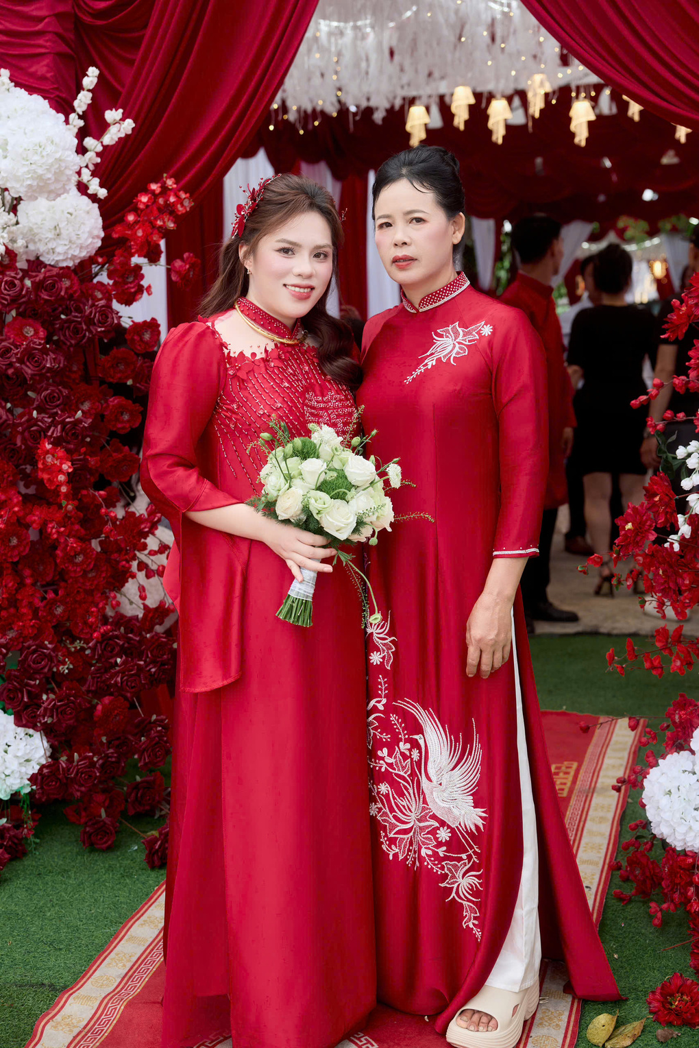 Thùy Linh và mẹ chồng trong ngày vui. Ảnh: Gia đình cung cấp