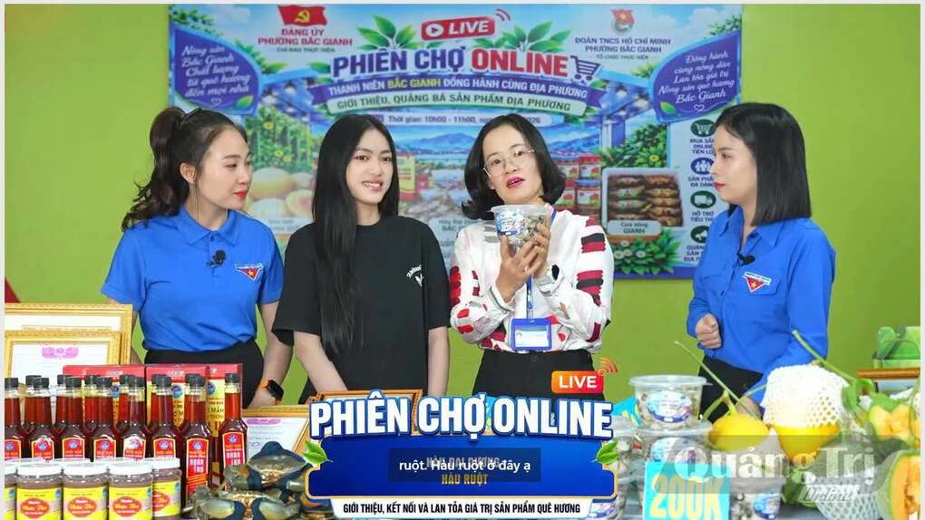 Bà Lan thứ 2 từ trái qua giấy thiệu về sản phẩm hàu đại dương nuôi trên sông Gianh. Ảnh cắt từ clip