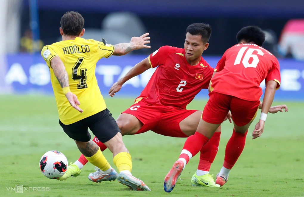 Việt Nam (áo đỏ) trong trận gặp Malaysia ở tranh giải Ba FIFA ASEAN Cup 2026 trên sân Gelora Bung Karno, Jakarta, Indonesia ngày 5/10/2026. Ảnh: Hai Tư