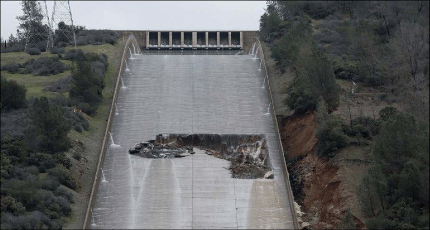 Một hố lớn tại máng tràn đập Oroville ngày 6/2/2017. Ảnh: Sở Thủy lợi California