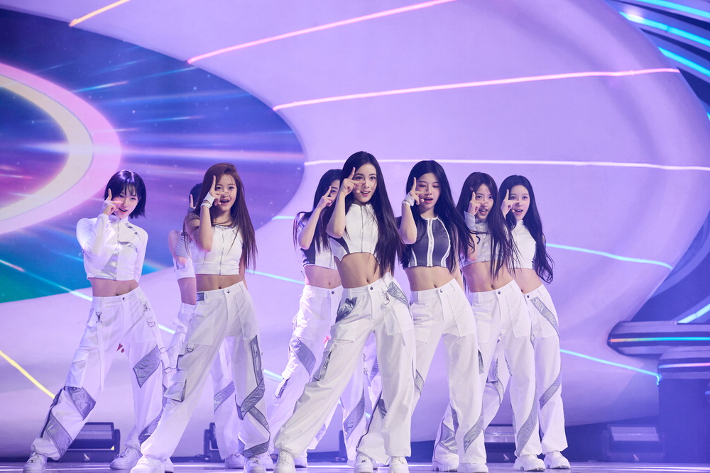 A2O LITE mang đến "làn gió mới" cho K-pop hiện nay. MV Neon của nhóm cán mốc 10 triệu lượt xem chỉ sau 4 ngày - Ảnh: A2O Entertainment