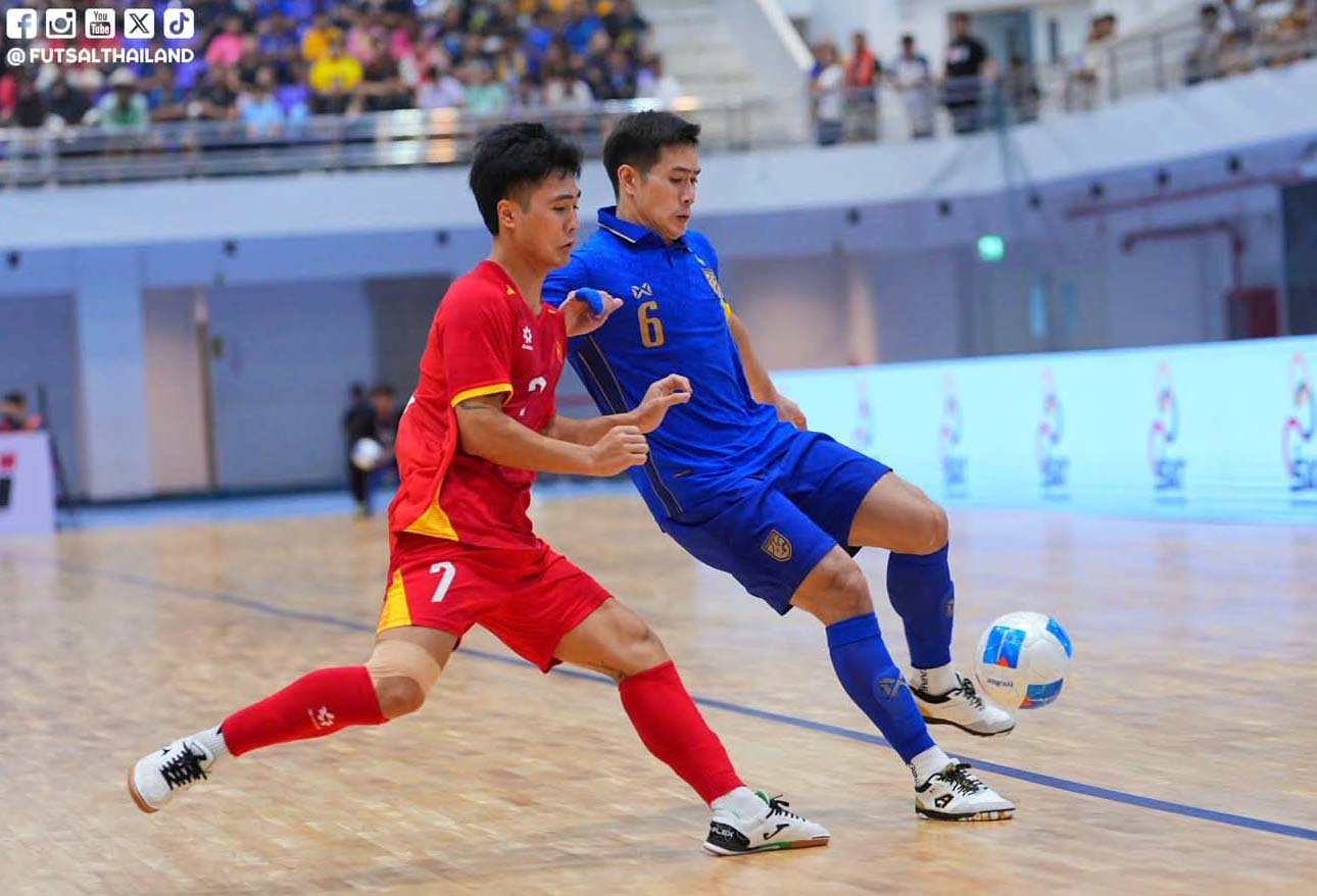 Đội tuyển futsal Việt Nam (áo đỏ) trong trận hòa Thái Lan 3-3 ở Giải giao hữu Vô địch châu lục - Thái Lan 2026 - Ảnh: CHANGSUEK