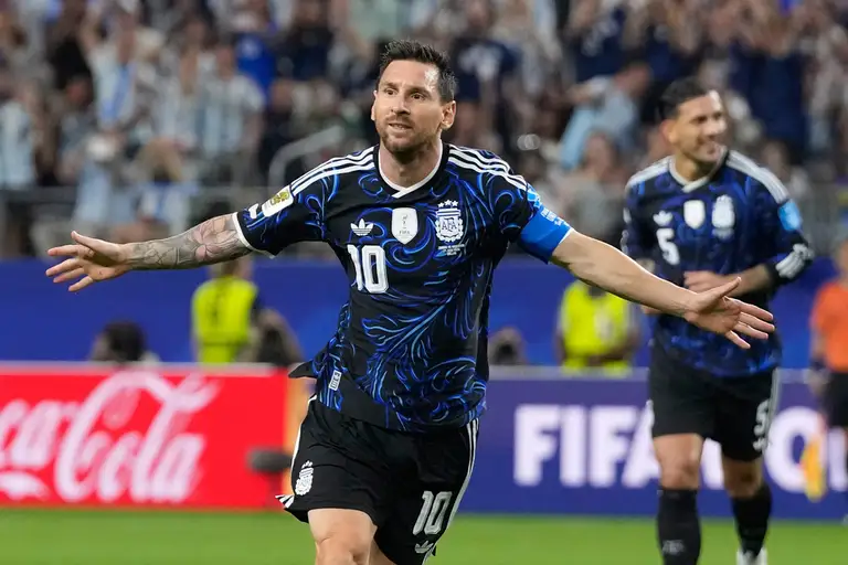 Lionel Messi (số 10) mừng bàn thắng thứ ba cho Argentina trong trận gặp Jordan ở bảng J World Cup, tại Arlington, Texas, gần Dallas, ngày 27/6/2026. Ảnh: AP