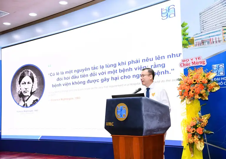 Giáo sư - tiến sĩ - bác sĩ Nguyễn Hoàng Định, Phó giám đốc bệnh viện, chia sẻ các giải pháp nhận diện và phòng ngừa nguy cơ trong hành trình chăm sóc người bệnh
