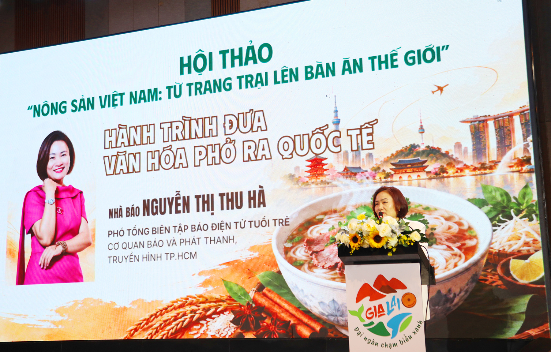Nhà báo Nguyễn Thị Thu Hà, Phó Tổng biên tập Báo điện tử Tuổi Trẻ kể chuyện về phở - Ảnh: LÊ KIẾN.