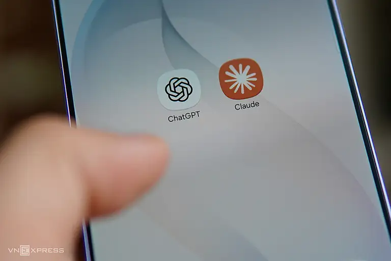 Logo các ứng dụng AI ChatGPT và Claude - những ứng dụng thường được dùng để tạo văn bản - trên điện thoại. Ảnh: Lưu Quý