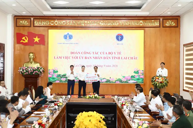 Ông Lê Ngọc Tuyến, Phó Giám đốc Bệnh viện Răng Hàm Mặt TW Hà Nội trao biểu trưng 1 ghế nha khoa cho Trung tâm Kiểm soát bệnh tật tỉnh Lai Châu. (Ảnh Thành Long)