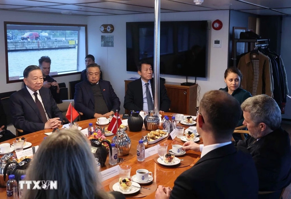 Tổng Bí thư, Chủ tịch nước Tô Lâm và Vua Đan Mạch Frederik X cùng đại biểu hai nước trên tàu ra thăm dự án đảo nhân tạo Lynetteholmen. Ảnh: TTXVN