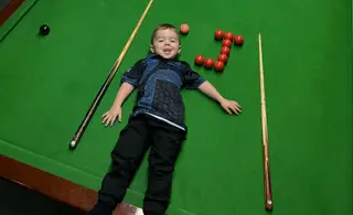 Jude Owens đi vào lịch sử thể thao thế giới với tài đánh billiards siêu đẳng khi mới 3 tuổi - Ảnh: INDEPENDENT