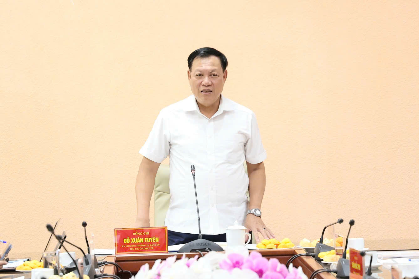 Thứ trưởng Đỗ Xuân Tuyên trao quyết định thành lập Hội đồng tư vấn cấp giấy đăng ký lưu hành thuốc nhiệm kỳ 2026-2029