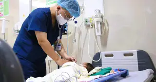 Bé trai 1 tháng tuổi bị cho uống nhầm 5 giọt axit, bác sĩ khuyến cáo gì?