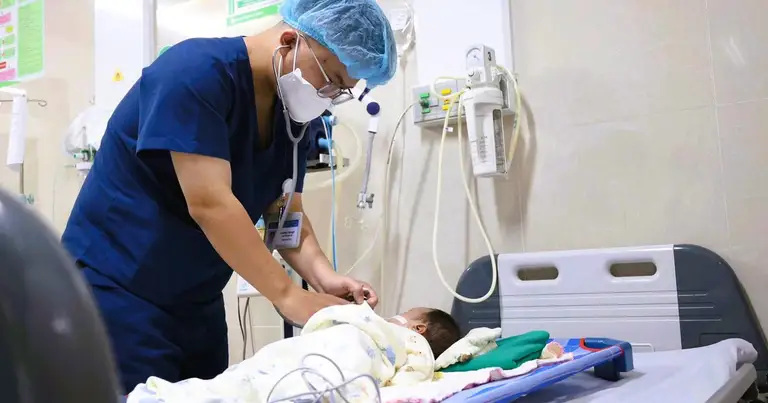 Bé trai 1 tháng tuổi bị cho uống nhầm 5 giọt axit, bác sĩ khuyến cáo gì?
