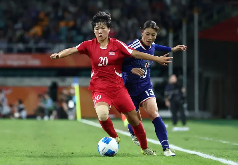 Tuyển nữ Triều Tiên (áo đỏ) gục ngã trên loạt luân lưu ở chung kết Asiad 20 - Ảnh: REUTERS