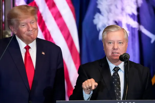 Tổng thống Donald Trump và Thượng nghị sĩ Lindsey Graham phát biểu tại một sự kiện vận động tranh cử ở thành phố Columbia năm 2023 - Ảnh: AP