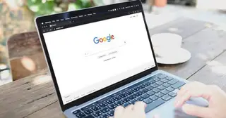 Lượt truy cập báo chí giảm 40%, Google điều chỉnh kết quả tìm kiếm AI
