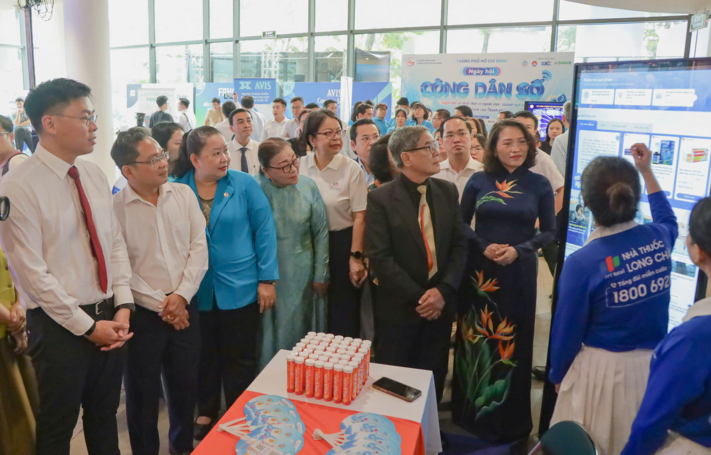 Ông Trương Minh Huy Vũ, Phó chủ tịch UBND (ngoài cùng bên trái) cùng các đại biểu tham quan các gian trưng bày Ngày hội Công dân số TP HCM, sáng 9/10. Ảnh: An Phương