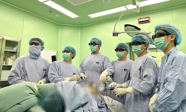 Các bác sĩ phẫu thuật triệt căn ung thư cho bệnh nhân. Ảnh: Hà Trần